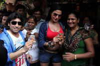 Veena Malik Visits Kamathipura Hot Photos